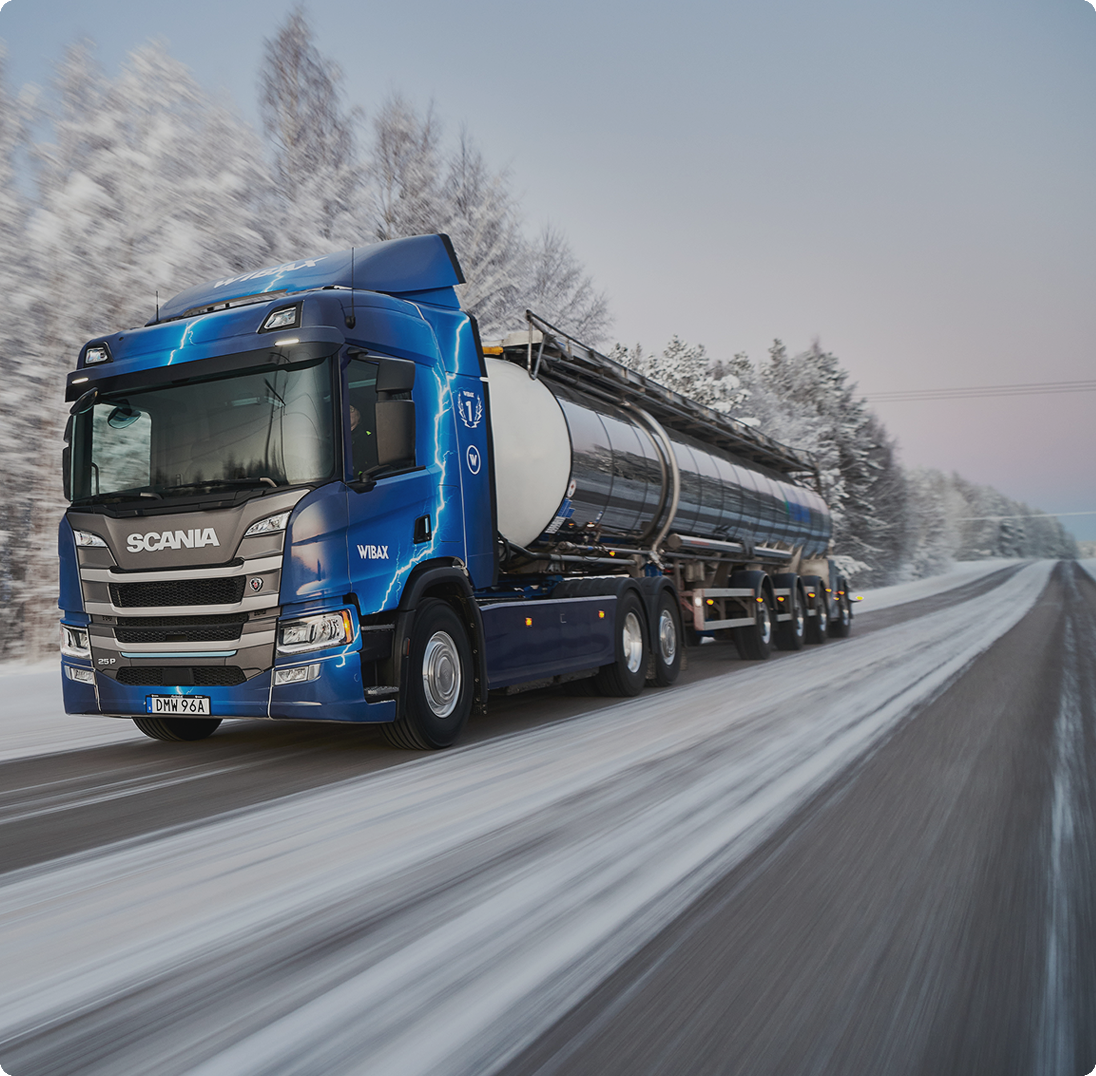 Camión Scania en carretera nevada